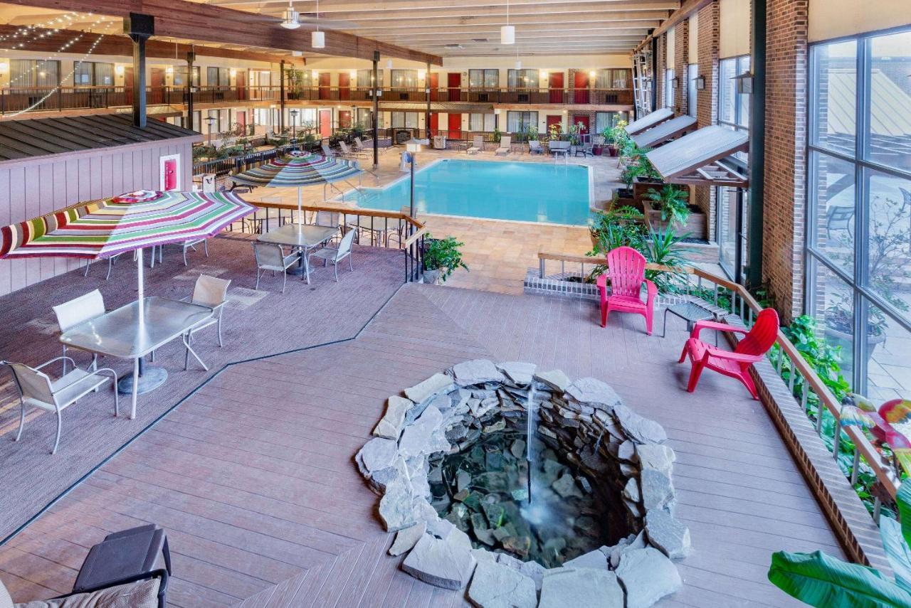 Отель Wyndham Garden Йорк Экстерьер фото