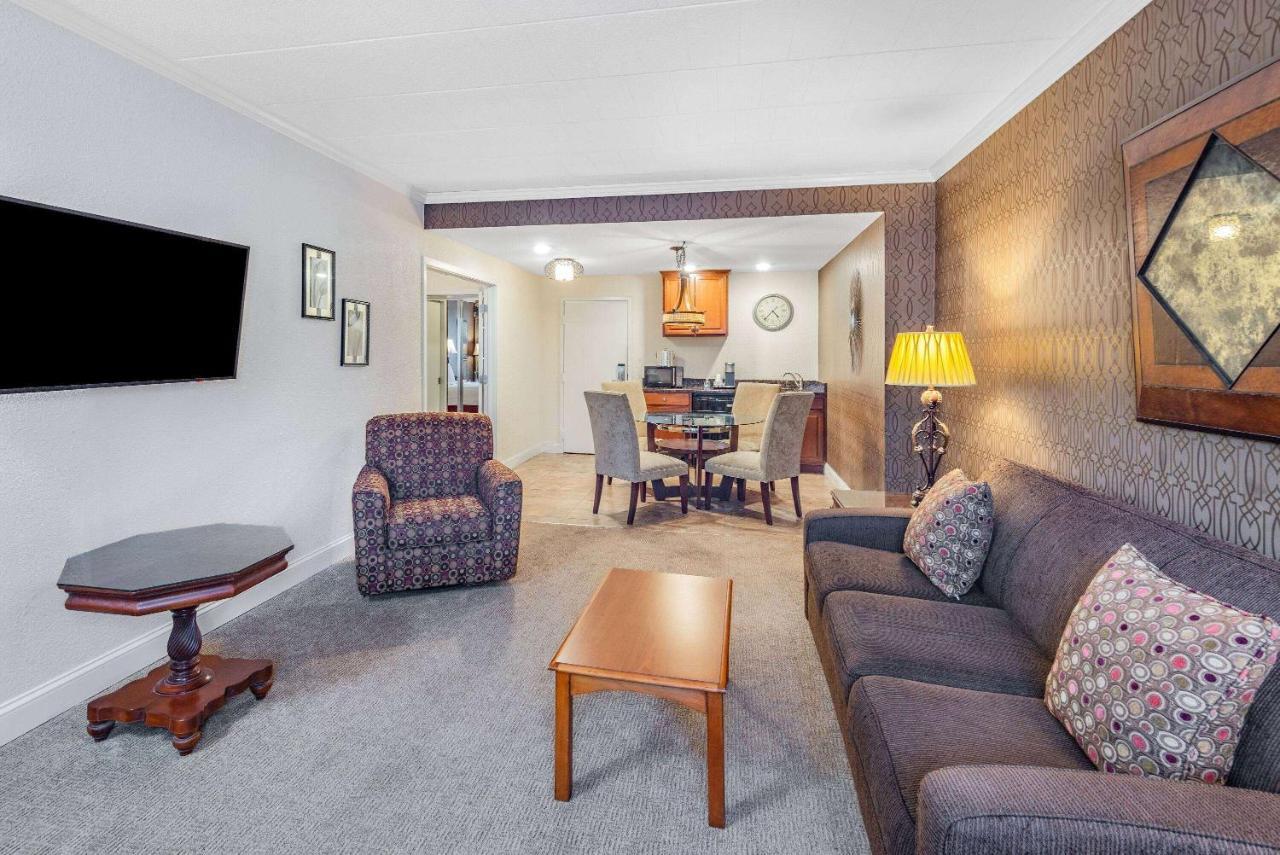 Отель Wyndham Garden Йорк Экстерьер фото